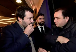  ??  ?? L’incontro Matteo Salvini bacia il santino della Madonna donatogli da don Carmelo Prima (foto Cavicchi Lapresse)