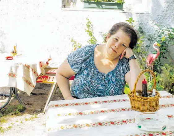  ??  ?? Für Ulrike (großes Bild) und Luise (kleines Bild) ist das Gasthaus Buchmesser ihr Lebensinha­lt. Dafür beträgt der Anteil ihrer Stammgäste grob geschätzt 99 Prozent.