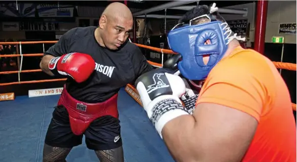  ??  ?? BIG BOYS: Tenthill-trained Alex Leapai spars with Toowoomba’s Herman Ene-Purcell at Smithy’s TGW Gym. PHOTO: NEV MADSEN