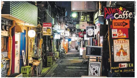  ?? ?? Tokios Barviertel Golden Gai lockt täglich Trinklusti­ge an. Doch etliche Bars haben nur für jene geöffnet, die sie für Japaner halten