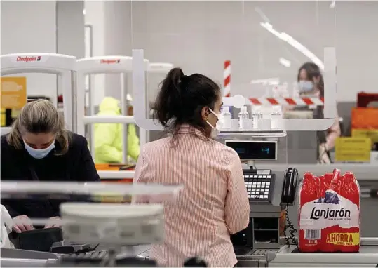  ??  ?? Línea de caja de una de las tiendas de Consum en Valencia.