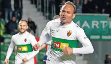  ??  ?? GOLEADOR. Nino celebra el segundo gol del Elche ante el Zaragoza.