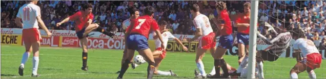  ??  ?? UN 4-0 EN 1989. Sanchís remata a portería en un partido de clasificac­ión para el Mundial de Italia, que España ganó a Malta en el Villamarín.