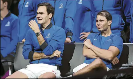  ?? FOTO: GETTY ?? El llanto conjunto de dos campeones irrepetibl­es. Una intensa emoción embargó a Federer y Nadal tras jugar juntos el último partido