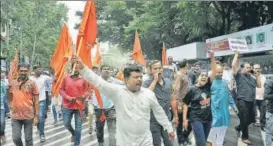  ?? HT PHOTO ?? ▪ Maratha protesters at Bajirao road during Maharashtr­a bandh in Pune, on Tuesday.