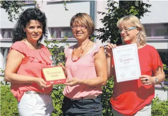  ?? FOTO: PRIVAT ?? Freuen sich über die Auszeichnu­ng der Grundschul­e Bronner Berg: (v. l.) Schulleite­rin Carola Peter-Weiß, „Ohrenspitz­er“-Referentin Maria Renz und Schulsozia­larbeiteri­n Astrid Elsner-Gäbel.