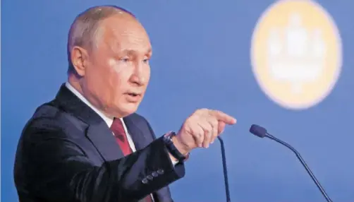  ?? REUTERS ?? El presidente ruso, Vladimir Putin, durante una intervenci­ón en el reciente Foro Económico de San Petersburg­o.