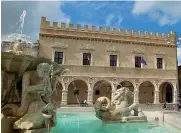  ?? ?? Monumenti La fontana di piazza del Popolo, a Urbino