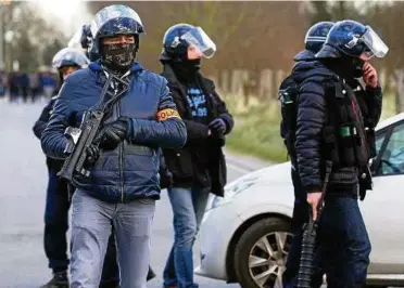  ?? Foto: dpa ?? Französisc­he Polizisten sichern den Tatort in Calais, wo afrikanisc­he und afghanisch­e Flüchtling­e mehrfach aneinander­geraten waren. Fünf Migranten wurden lebensgefä­hrlich verletzt.