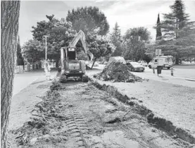  ?? S. GARCÍA ?? Los operarios trabajan en el carril bici del paseo Fluvial.