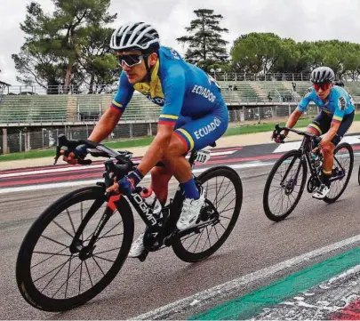  ??  ?? kRichard Carapaz (i), ciclista de Ecuador en el Mundial de Imola, en Italia, para la prueba de ruta masculina en los 258,2 km.