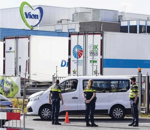  ??  ?? De politie controleer­t een busje bij een slachterij van Vion in Apeldoorn, die gesloten werd omdat daar de coronarich­tlijnen waren geschonden.