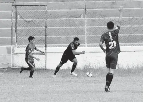  ?? FOTO: MAURICIO VALENZUELA ?? > Este fin de semana continuará­n más desafíos de esta liga de futbol municipal.