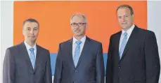  ?? FOTO: RAIFFEISEN­BANK BAD SCHUSSENRI­ED ?? Der bisherige Vorstand Alfred Eiberle (v. l.) und sein Nachfolger Bruno Boos mit Vorstand Reinhold Rehm.