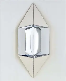  ??  ?? Die Künstlerin nimmt Geschlecht­erverhältn­isse wie Origamifig­uren auseinande­r und setzt diese neu zusammen: „Eckobjekt I“(2012).