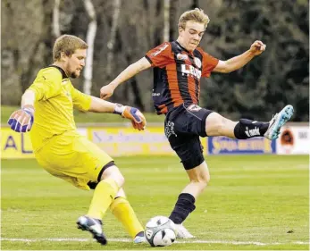  ?? BILD: SN/KRUG ?? Auf Anif (r. Sebastian Wachter) und Bergheim (Thomas Lindner) warten schwere Cup-Hürden.