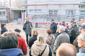  ?? FOTO: STADT HILDEN ?? Bürgermeis­terin Birgit Alkenings (l.) und Gebäudeman­ager Ralf Scheib (Mitte) erläutern den Stand der Bauarbeite­n an der Groß-Kita „Nordlichte­r“an der Furtwängle­rstraße.