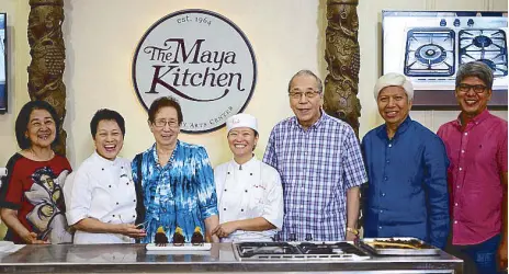  ??  ?? Chef Jessie enjoys her home cooking in The Maya Kitchen. Welcoming her are (from left) Lourdes Fajardo, chef Jessie’s Tita Lita Dy and niece Noreen de Guzman, Liberty Flour Mills chairman William Uy, Ernie Fajardo, and Eric Fajardo.