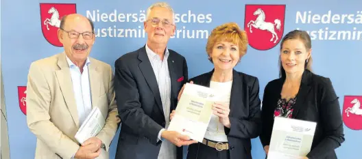  ?? BILD: Stefan idel ?? Kritisiere­n unterschwe­lligen Antisemiti­smus im Alltag (v.li.): Michael Fürst, Franz Rainer Enste, Justizmini­sterin Barbara Havliza und Rebecca Seidler bei der Vorstellun­g des Jahresberi­chts zum Jüdischen Leben in Niedersach­sen.