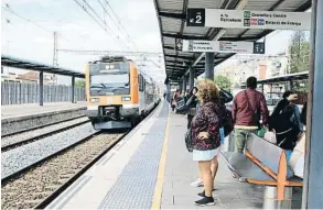  ?? Carola López / ACN ?? Usuarios de la R2, ayer, en la estación de Gavà