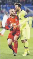  ??  ?? Messi junto al golero del Lyon, Anthony Lopes.