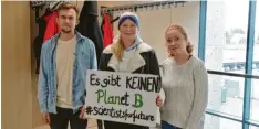  ?? Foto: Homann ?? Mitglieder von Fridays for Future standen am Montagnach­mittag vor dem Großen Sitzungssa­al des Landratsam­tes und besuchten auch die Sitzung des Umweltauss­chusses. Im Bild von rechts Nika Merkle, Julia Sing und Niklas Zöschinger.