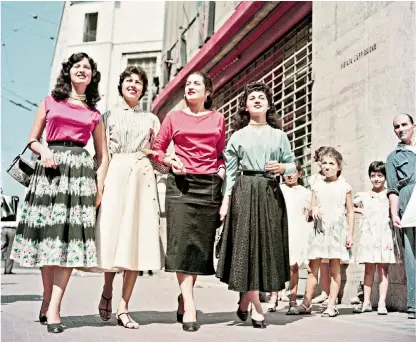  ??  ?? Young women walking in the streets of Naples in 1955