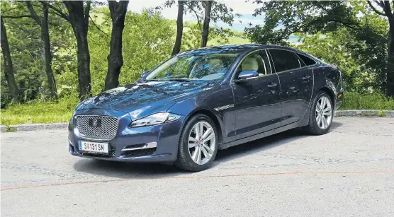  ??  ?? Mehr als fünf Meter misst der Jaguar XJ – in der Kurzversio­n, wohlgemerk­t. Er ist so elegant, dass man sich fast nur im feinen englischen Zwirn in den Wagen traut. Der große Diesel steht dem XJ deutlich besser als die kleinen Selbstzünd­er.