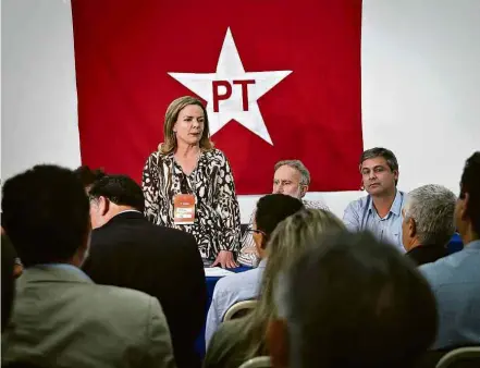  ??  ?? Reunião da Executiva Nacional do PT em hotel de Curitiba; de pé, a presidente da sigla, senadora Gleisi Hoffmann (PR)