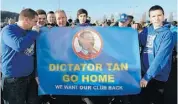  ?? CHRISTO PHER LE/GETTY
IMAGES ?? Cardiff City fans display a banner showing their lack of support for team owner Vincent Tan prior to a Premier League match in 2013.