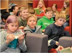  ?? ARKIVFOTO: GEIR CHRISTIAN JOHANNESSE­N ?? Elever på Justvik skole. Lea Josefine, Sebastian, Daniel, Casper og Fredrik har funnet seg til rette på biblioteke­t. I bakgrunnen ser vi Mathea, Tiril, Anna og Sigrid.