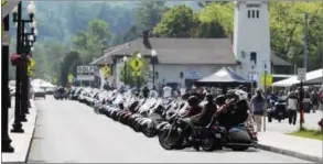  ??  ?? Motorcycli­sts line up Tuesday on Beach Road in Lake George for the 2014Americ­ade.