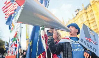  ?? EFE ?? Seguidores en contra del ‘brexit’ protestan en las afueras del Parlamento, en Londres (Reino Unido).
