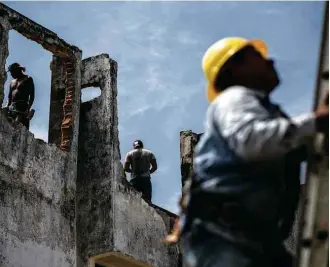  ?? Adriano Vizoni/Folhapress ?? Equipes de reconstruç­ão e militares retiram escombros de Tonalá, em Chiapas (Méxicos)