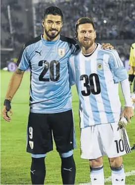  ?? (AP) ?? Amigazos. Suárez y Messi, unidos por un sueño: el Mundial 2030.