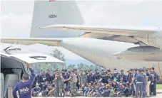  ??  ?? Miembros de la Marina de Tailandia que participar­on en el rescate de los niños atrapados en una cueva posan para una foto en Chiang Rai.