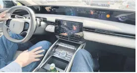  ?? ?? INTERIORES. Cuenta con CarPlay y Android Auto inalámbric­os, cargador inalámbric­o y seis puertos USB-C.