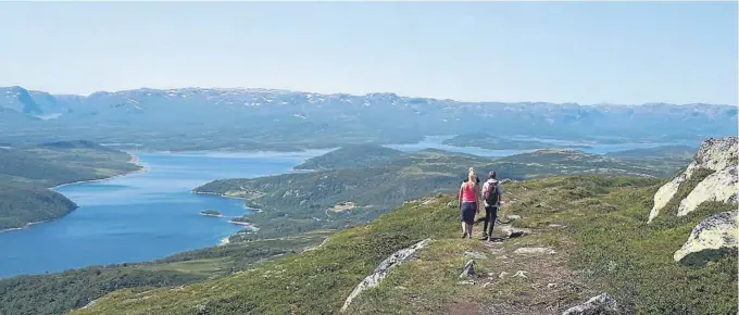  ?? BILDE FRA BOKA ?? OGSÅ SOMMERPARA­DIS: Forfattere­n påpeker at Rauland og Rjukan byr på flott turterreng både vinter og sommer. Her panoramaut­sikt over Møsvatn fra oppunder Bosnuten (1431 m.o.h.).