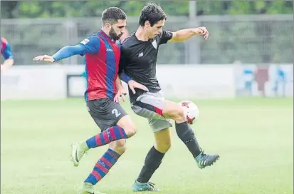  ?? FOTO: JUAN ECHEVERRIA ?? Sin suerte Asier Benito controla un balón ante la presión de Luca durante el Leioa-Bilbao Athletic de ayer en Sarriena