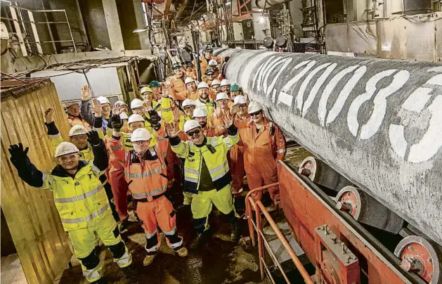  ?? ?? Un grup de treballado­rs celebrant l’acabament de les obres de connexió del gasoducte Nord Stream 2 el 10 de setembre