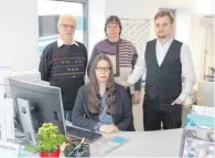 ?? FOTO: MELISSA MAIER ?? Franz-Josef (l.) und Renate Faul (hinten, Mitte) übergeben die Leitung des wgv Büros in Ellwangen an ihre Tochter Franziska. Ihr Partner André Großmann unterstütz­t sie.