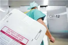  ?? FOTO: SÖREN STACHE/DPA ?? Ein Styroporbe­hälter zum Transport von Organen, die zur Transplant­ation vorgesehen sind, wird zum Eingang eines OP-Saals gebracht.