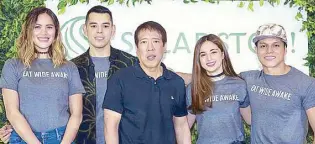  ??  ?? Executive vice president and general manager of Specialty Food Retailers Inc. Steven Sarmenta (center) with SaladStop! Eat Wide Awake movers volleyball player Michele Gumabao, host Mond Gutierrez, actress Coleen Garcia, and celebrity trainer coach Arnold Aninion