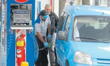  ?? G. RODRÍGUEZ ADAMI ?? Playeros. En estaciones de servicio, el saludo inicial suele limitarse a un “sí, ¿qué te cargo?”.