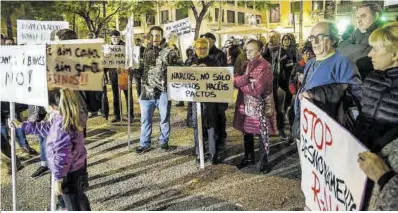  ??  ?? Arriba, varias imágenes del desalojo de la narcofinca de la calle de Príncep de Viana, ayer. Sobre estas líneas, una manifestac­ión de los vecinos del Raval contra los narcopisos, en noviembre de 2018.