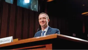  ?? FOTO: HARNIK/DPA ?? Mit selbstsich­erem Blick stellt sich Mark Zuckerberg den Fragen der US-Senatoren.