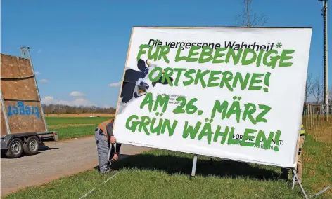  ?? FOTO: DIETZE/DPA ?? Das war’s für die Grünen: Kurz nach der Wahl bauten Arbeiter die Plakate ab, im neuen Landtag ist die Partei nicht mehr vertreten.
