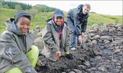  ?? 06_a32Auchind­rain03 ?? Florida from Brittany, Emilie from the French Indian Ocean island of Réunion and Campbeltow­n Grammar pupil James Ives get stuck in with trowel and shovel.