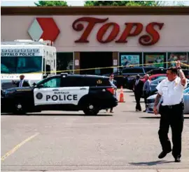  ?? ?? TRAGEDIA.
Policías acordonaro­n el supermerca­do tras el ataque del sábado.