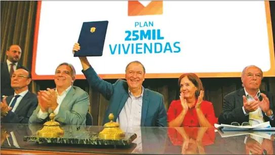  ?? CEDOC PERFIL ?? NO LLEGARON. El anuncio del Plan de 25 mil viviendas, una inversión de US$ 500 millones anunciada por la Provincia no prosperó.